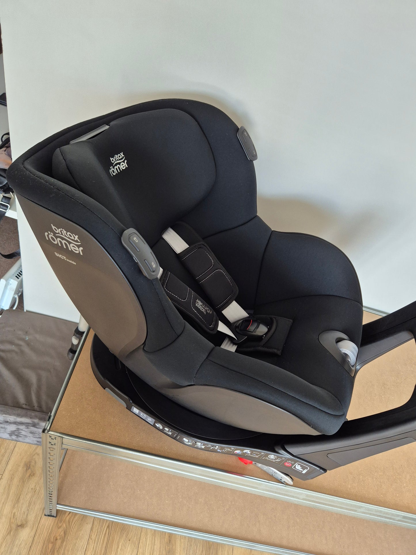 Britax DualFix iSense 0-18kg. su baze