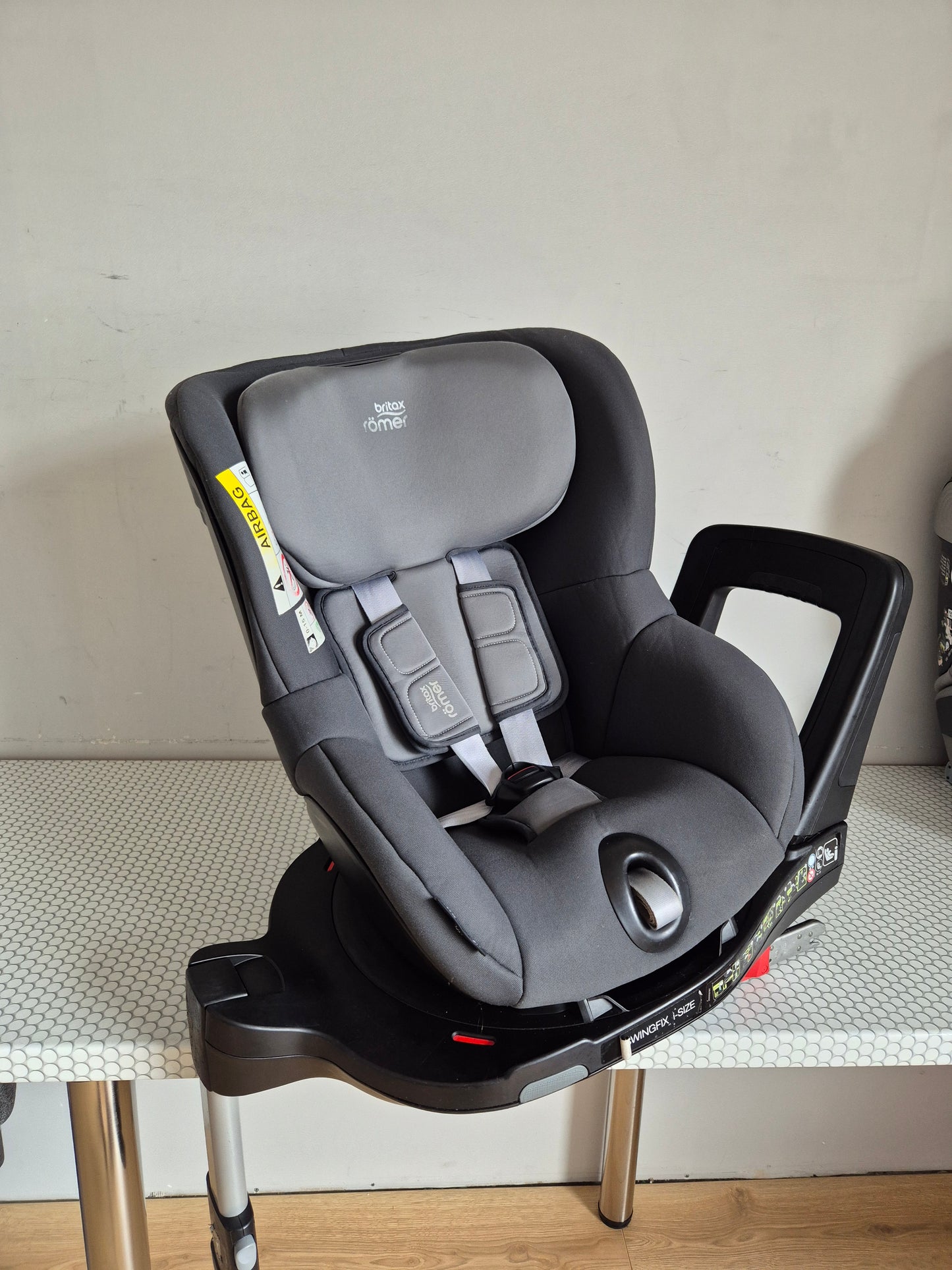 Britax SwingFix i-Size 0-18kg.