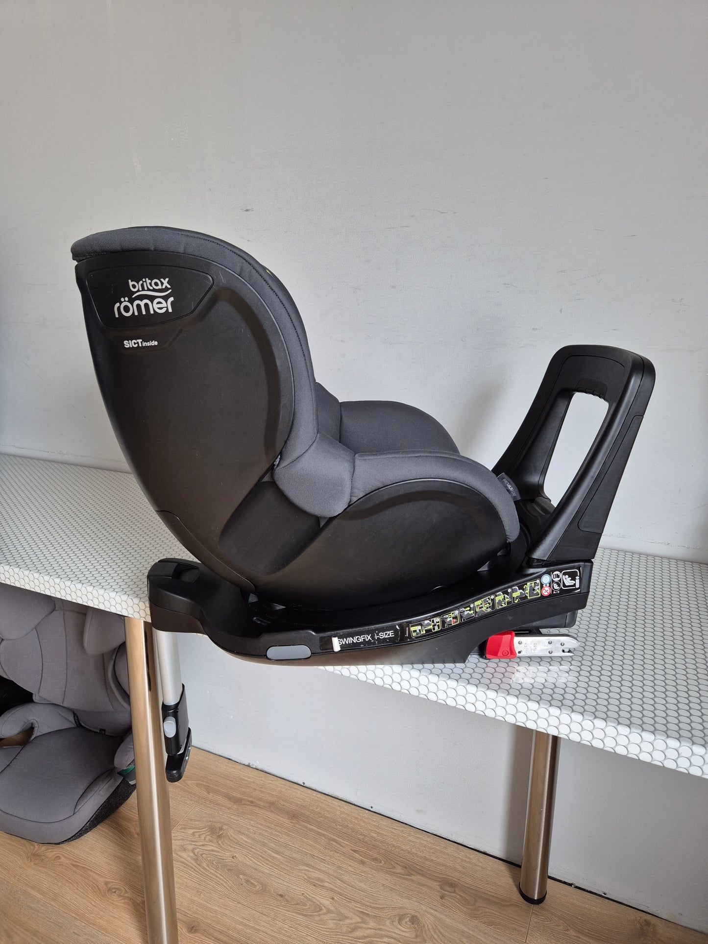 Britax SwingFix i-Size 0-18kg.