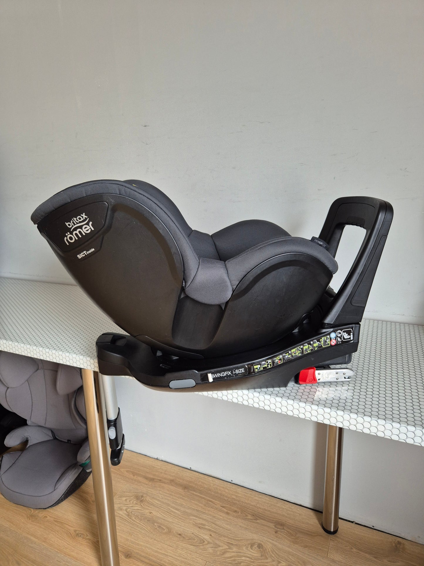 Britax SwingFix i-Size 0-18kg.