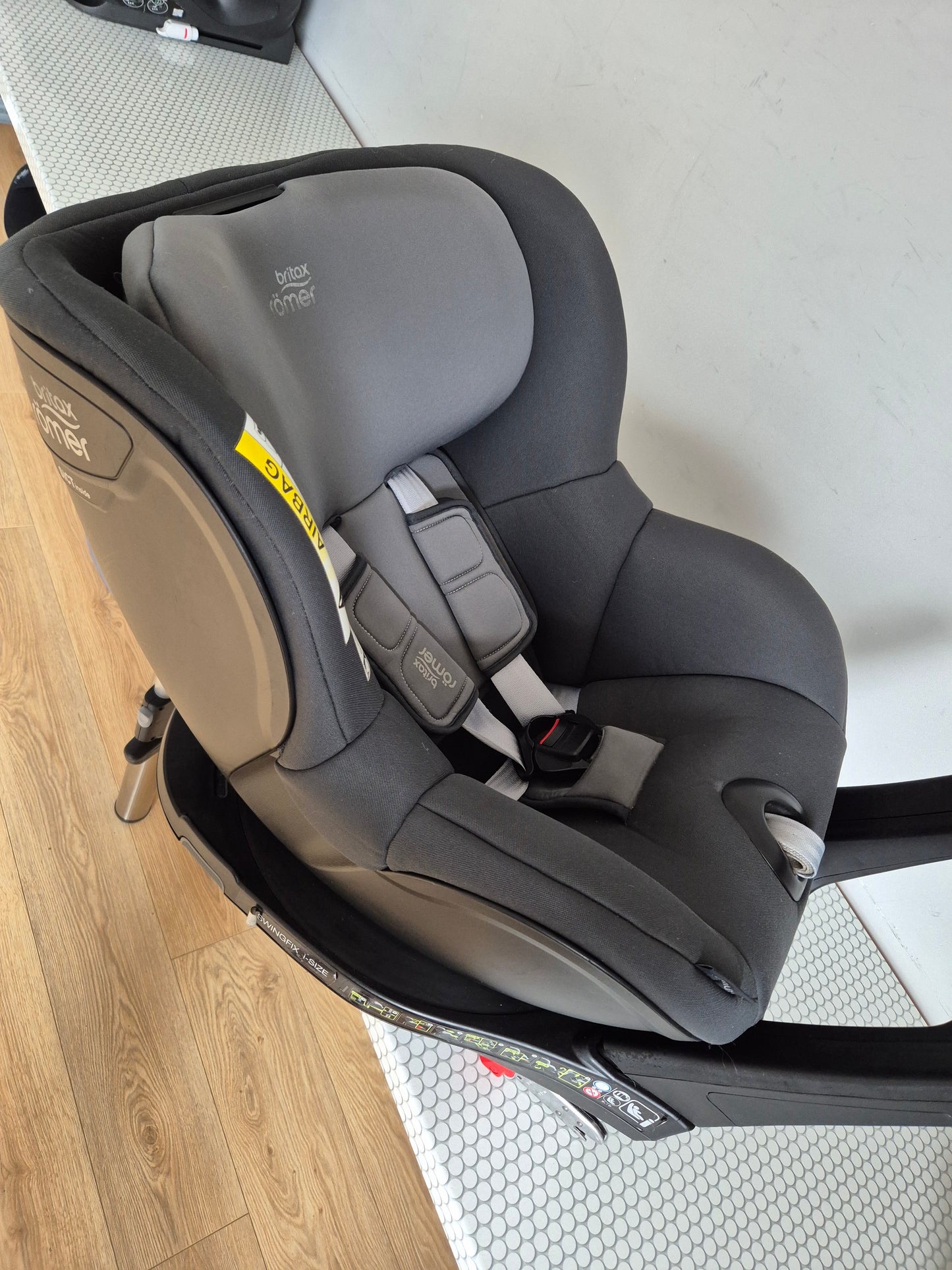 Britax SwingFix i-Size 0-18kg.