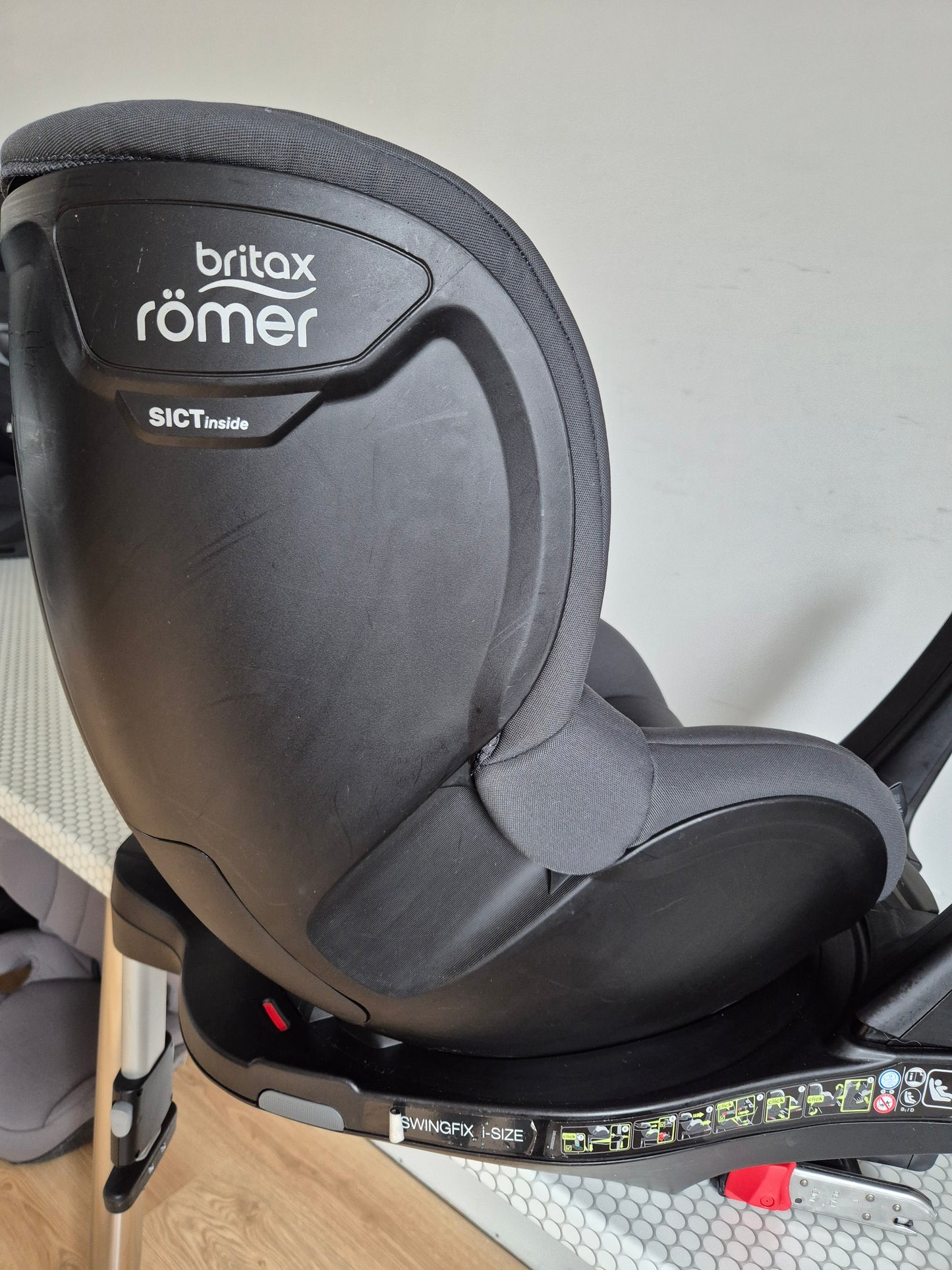 Britax SwingFix i-Size 0-18kg.
