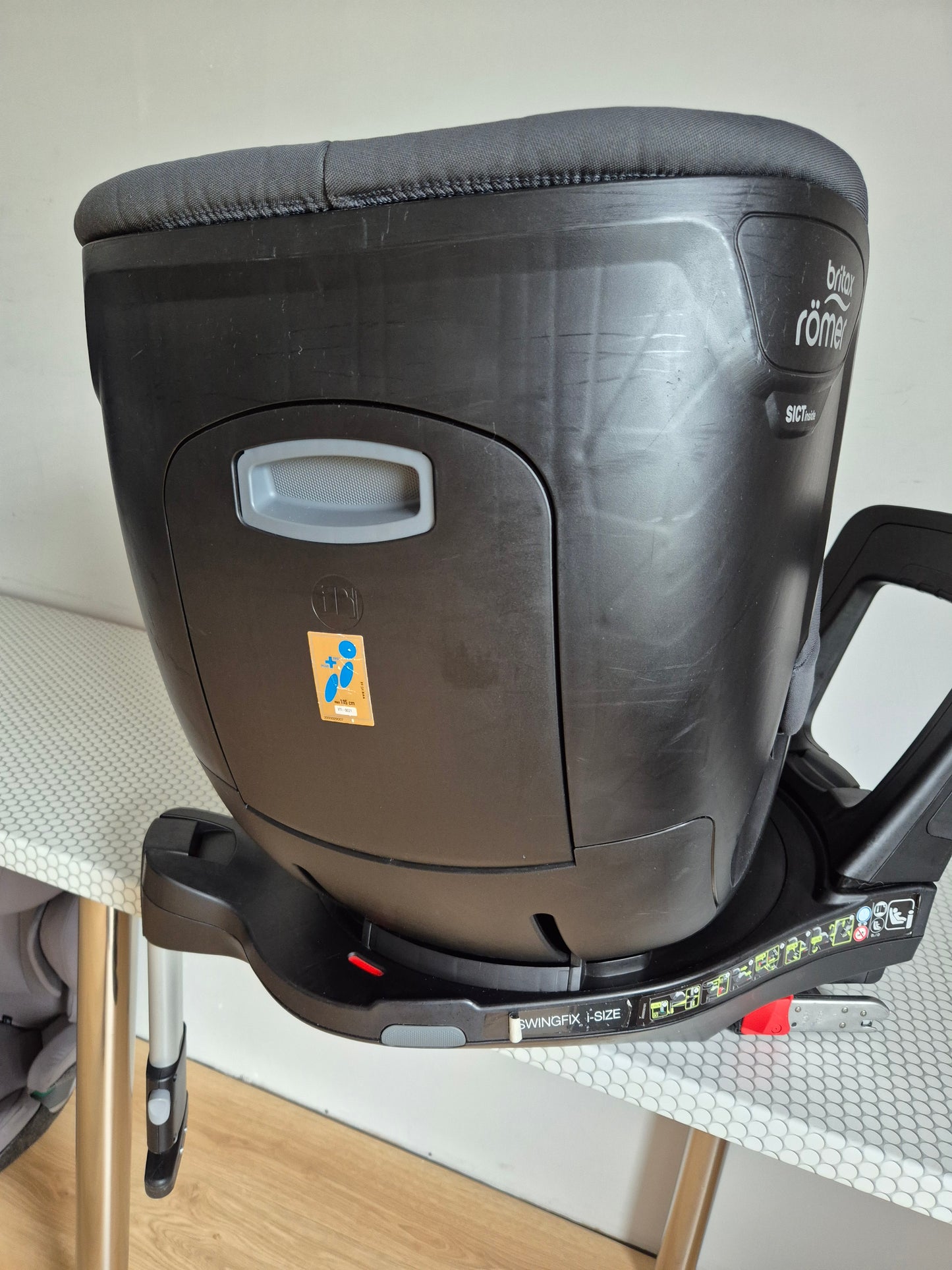Britax SwingFix i-Size 0-18kg.