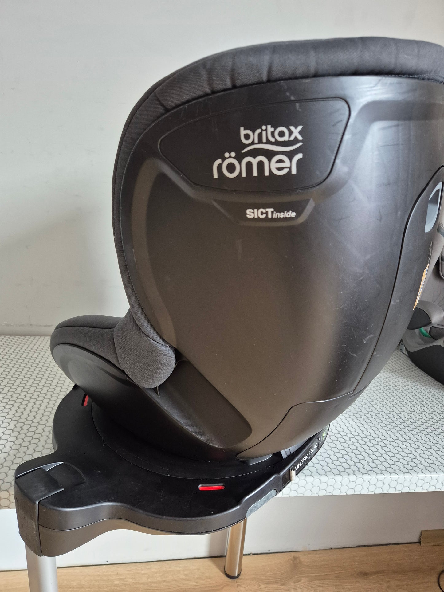 Britax SwingFix i-Size 0-18kg.