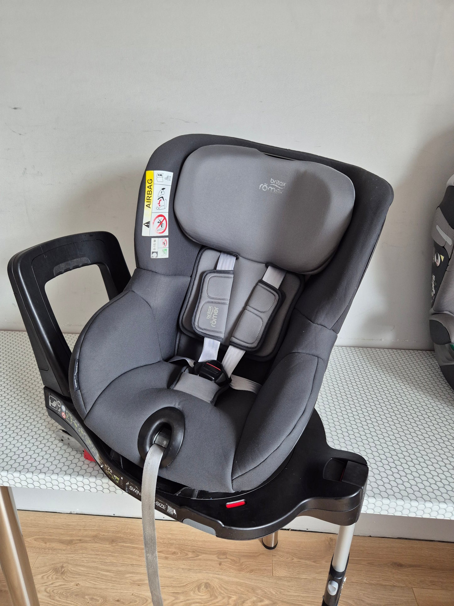 Britax SwingFix i-Size 0-18kg.