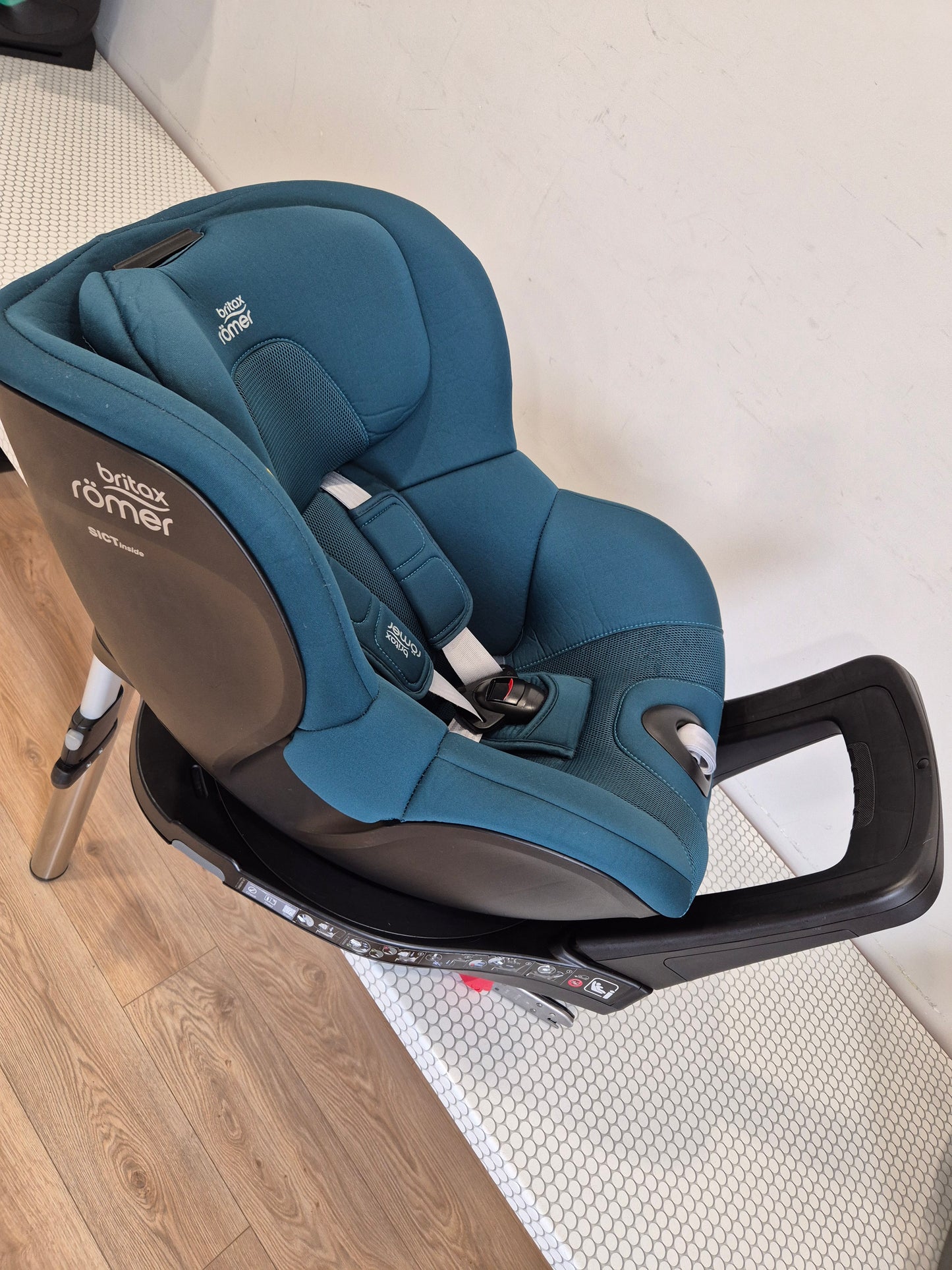 Britax DualFix3 i-Size 61-105cm. su baze