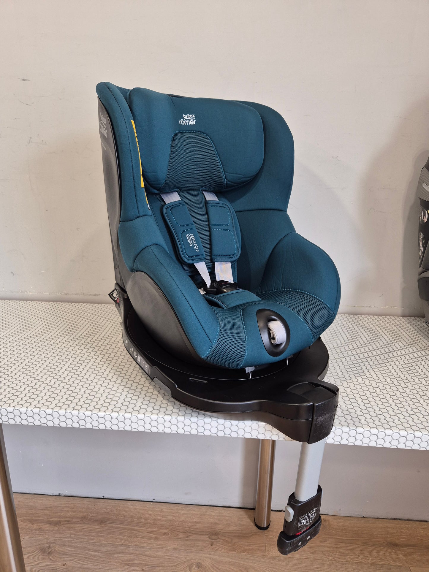Britax DualFix3 i-Size 61-105cm. su baze