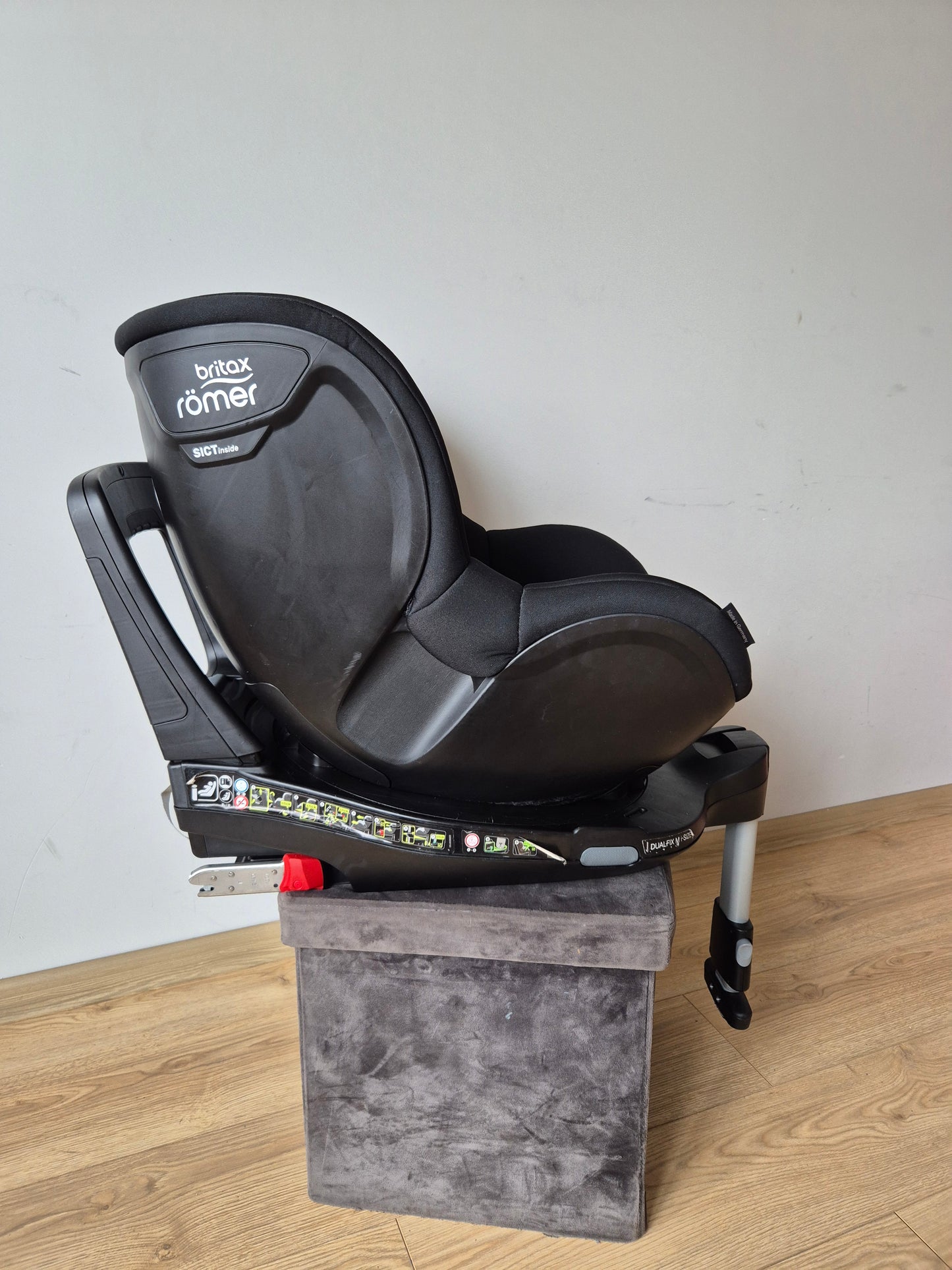 Britax Romer DualFix M i-Size 0-18kg.