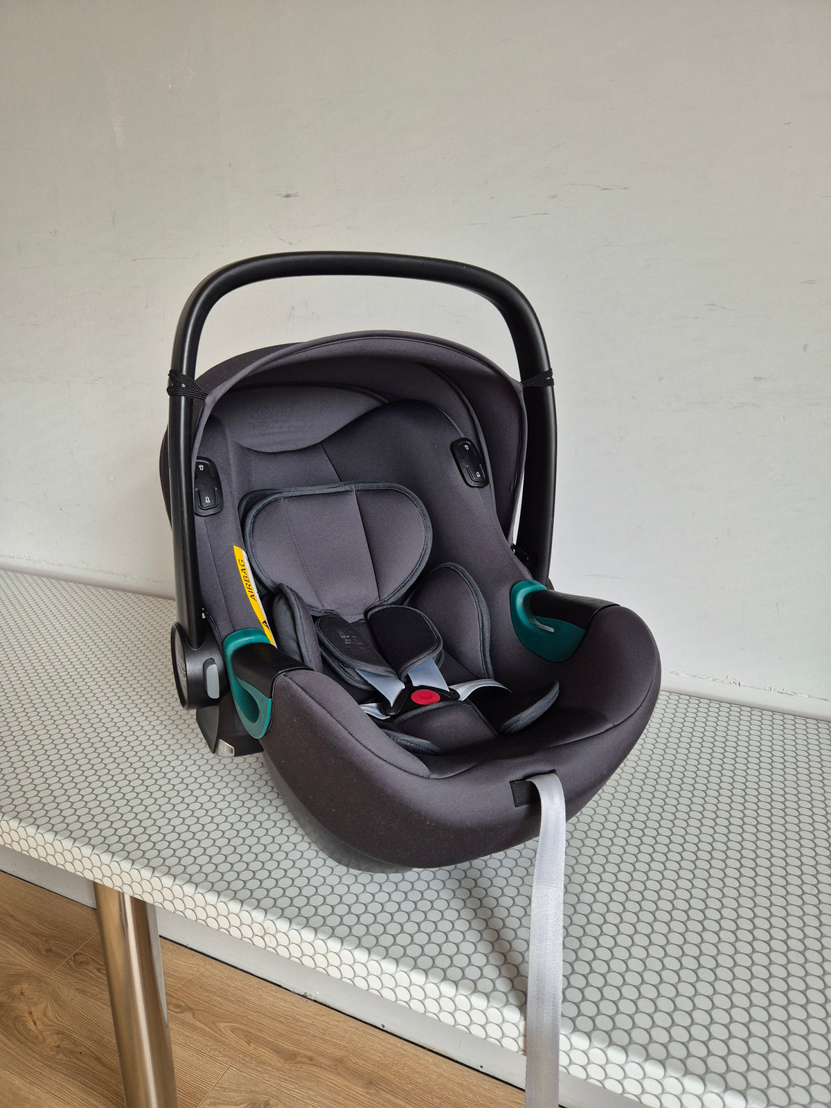 Britax Baby-Safe iSense 0-13kg. su Britax Flex Base iSense baze.