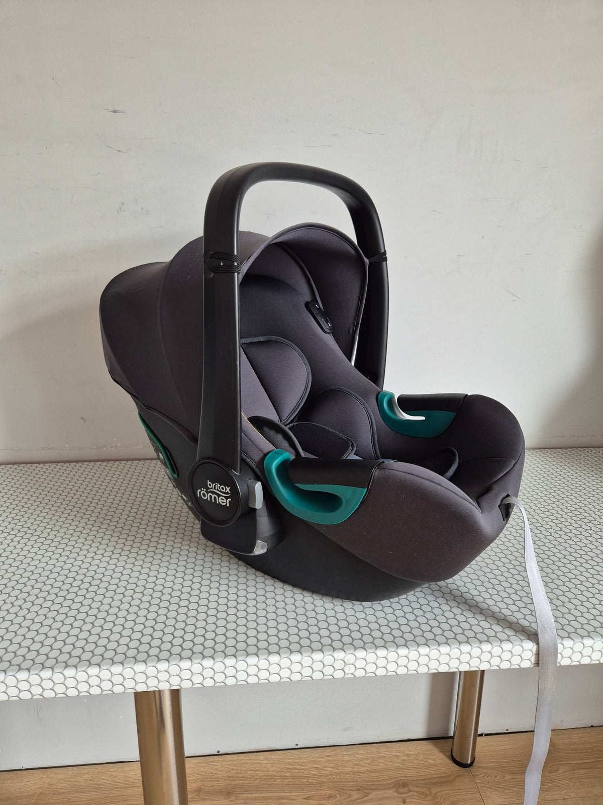Britax Baby-Safe iSense 0-13kg. su Britax Flex Base iSense baze.