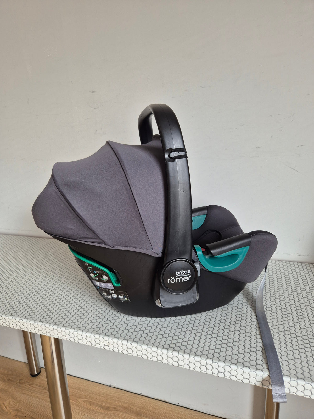 Britax Baby-Safe iSense 0-13kg. su Britax Flex Base iSense baze.