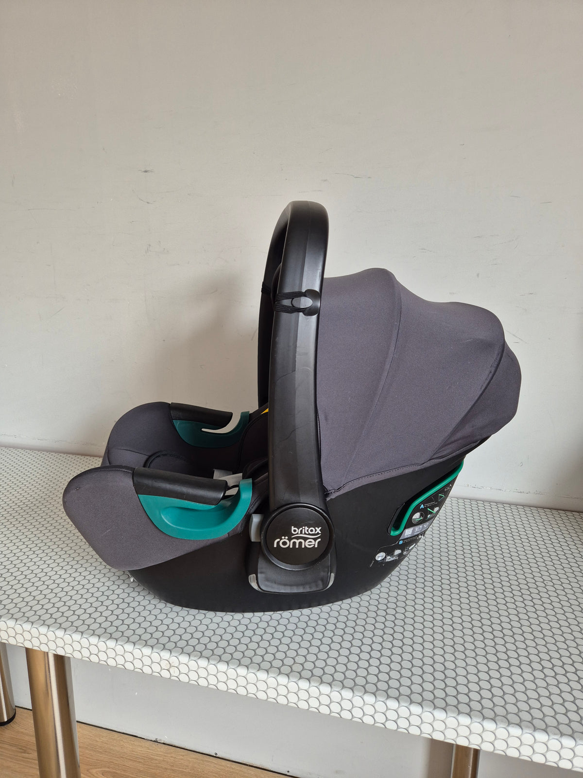 Britax Baby-Safe iSense 0-13kg. su Britax Flex Base iSense baze.