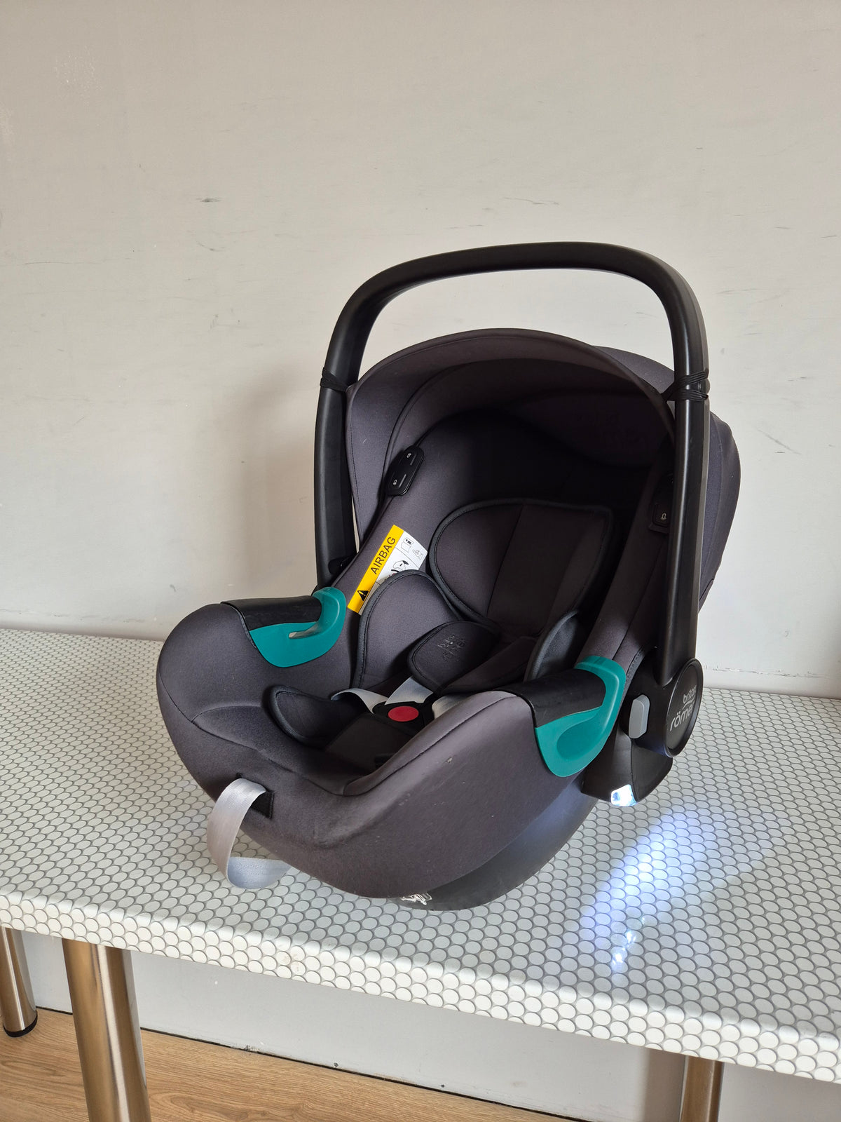 Britax Baby-Safe iSense 0-13kg. su Britax Flex Base iSense baze.