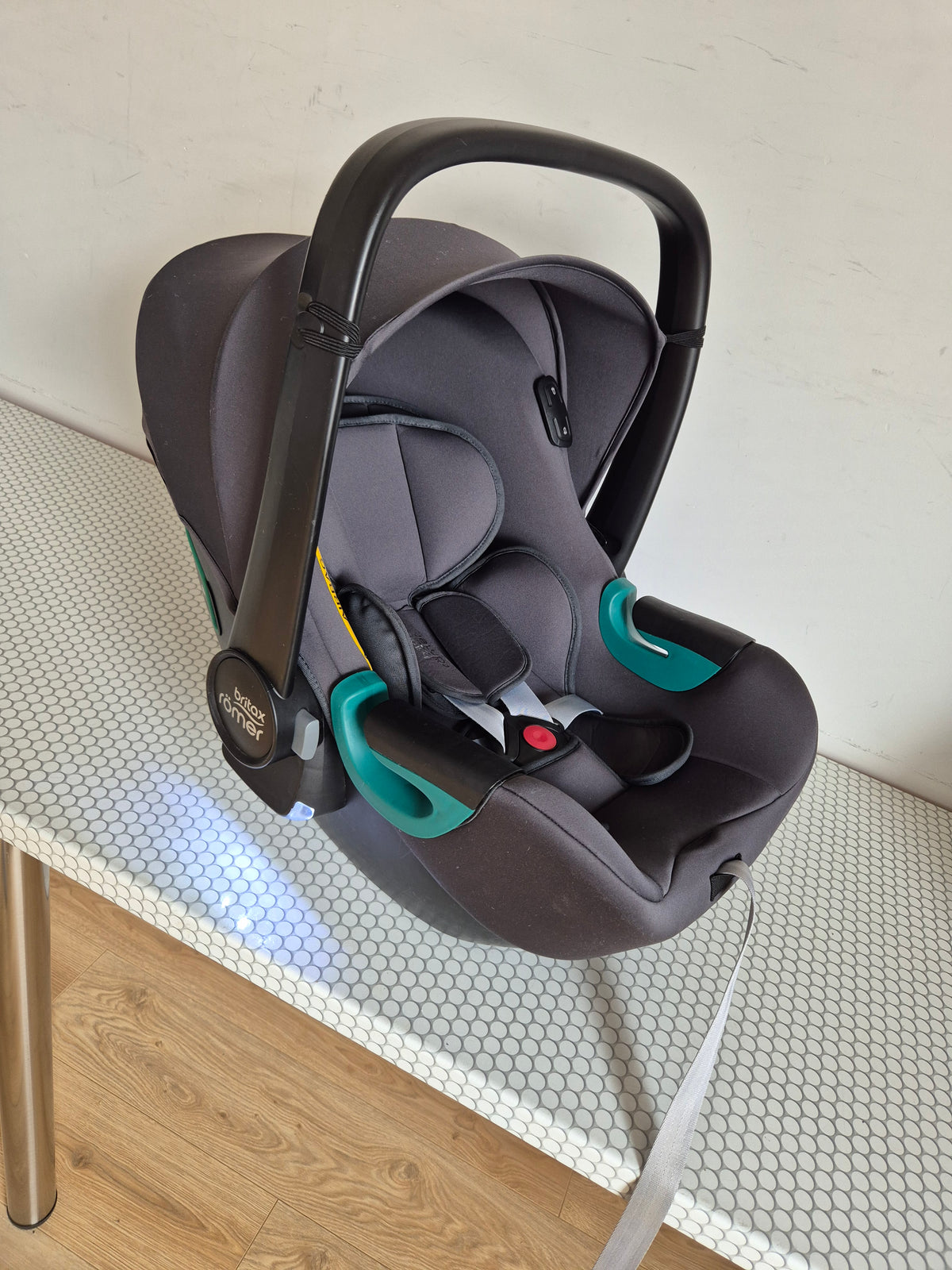 Britax Baby-Safe iSense 0-13kg. su Britax Flex Base iSense baze.