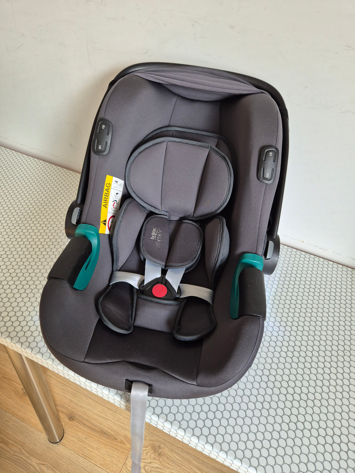 Britax Baby-Safe iSense 0-13kg. su Britax Flex Base iSense baze.