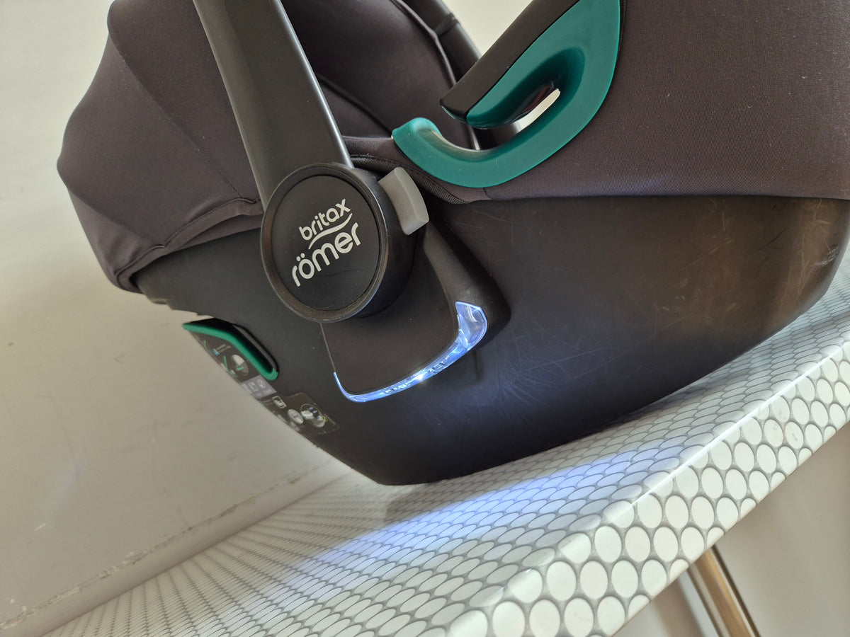 Britax Baby-Safe iSense 0-13kg. su Britax Flex Base iSense baze.