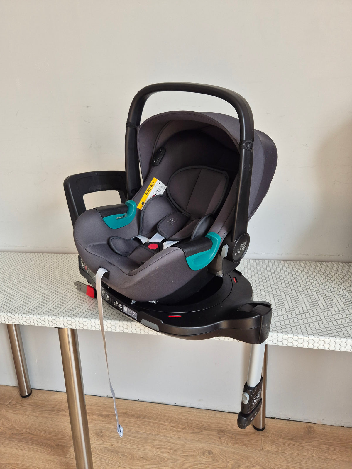 Britax Baby-Safe iSense 0-13kg. su Britax Flex Base iSense baze.