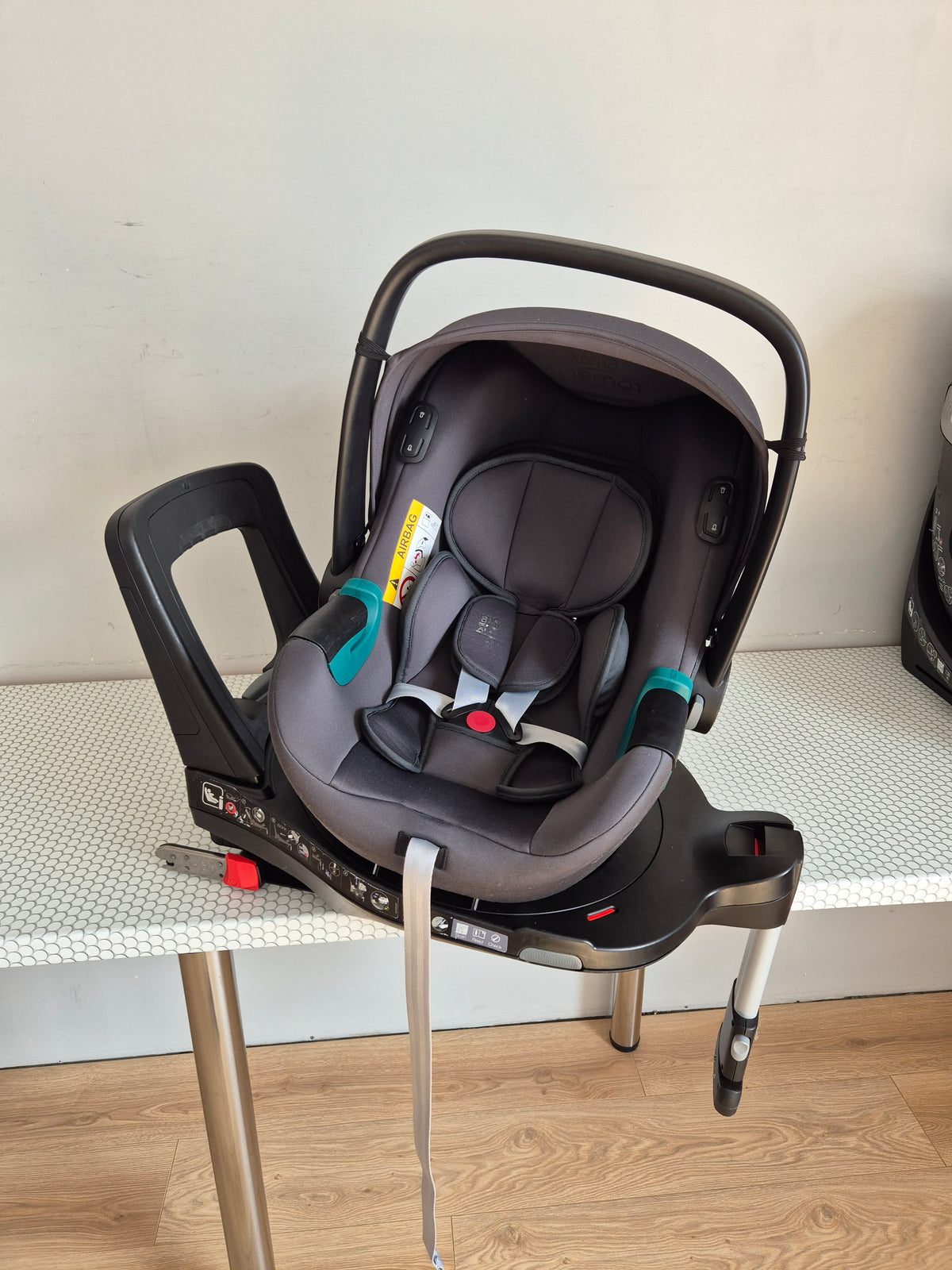 Britax Baby-Safe iSense 0-13kg. su Britax Flex Base iSense baze.