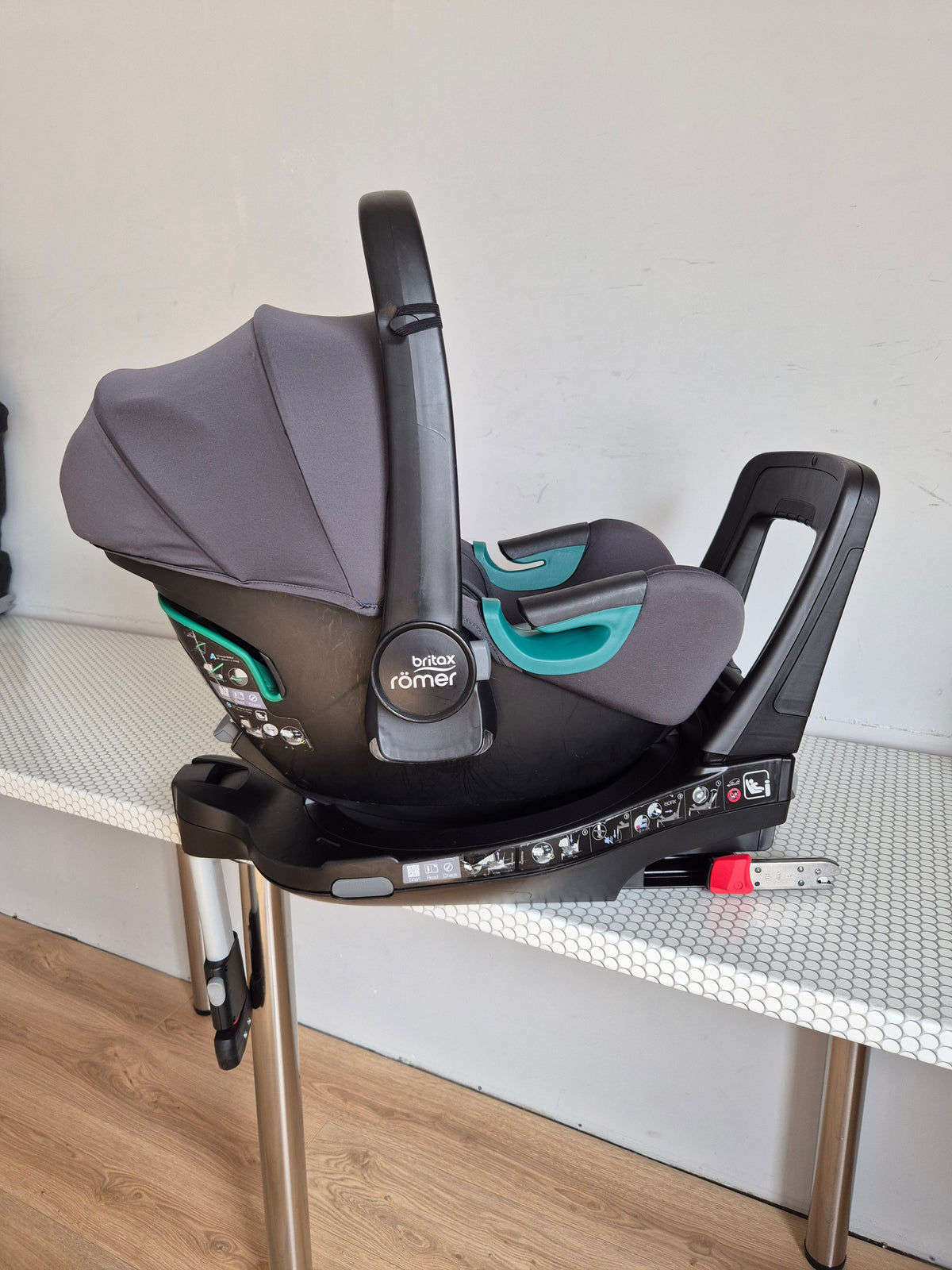 Britax Baby-Safe iSense 0-13kg. su Britax Flex Base iSense baze.