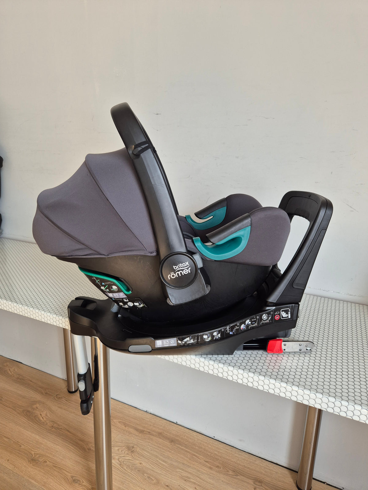 Britax Baby-Safe iSense 0-13kg. su Britax Flex Base iSense baze.