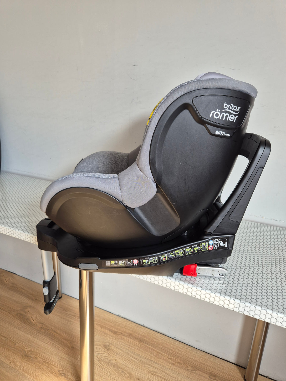 Britax Romer DualFix M i-Size 0-18kg.