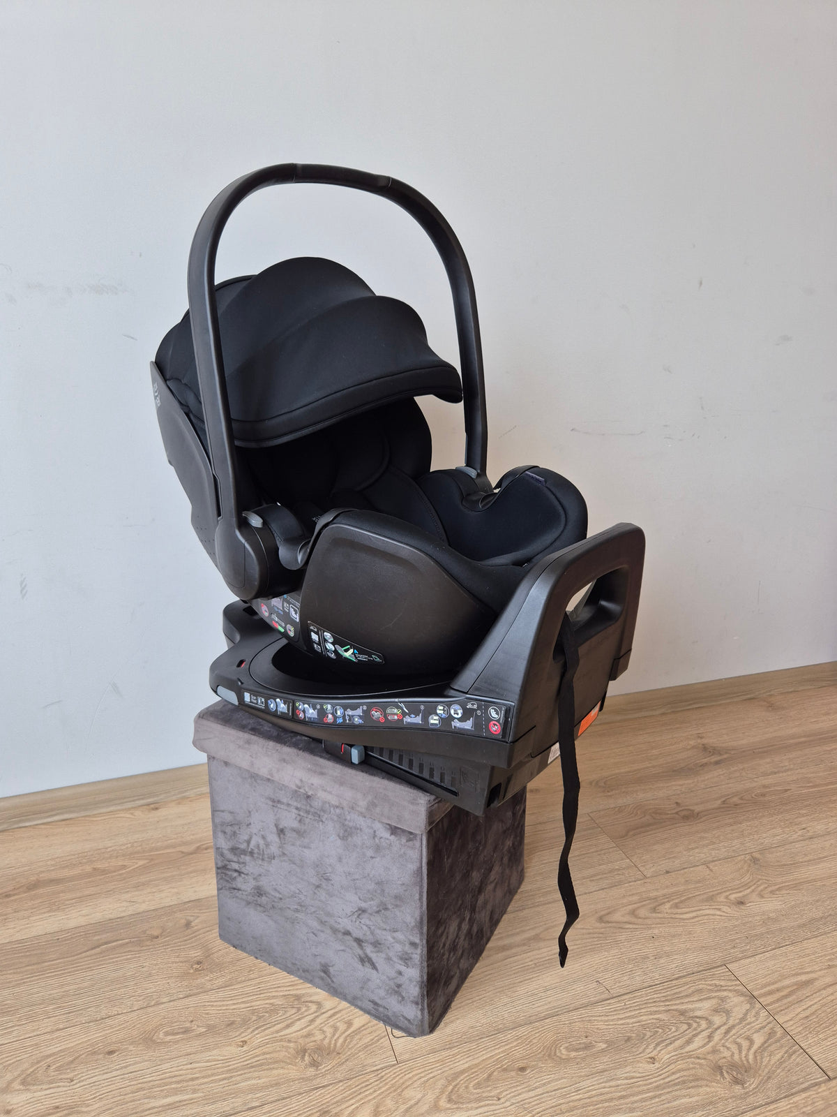 Britax Baby-Safe Pro 0-13kg. ir Vario Base 5Z bazė
