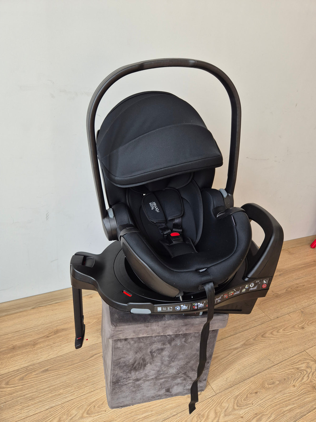 Britax Baby-Safe Pro 0-13kg. ir Vario Base 5Z bazė