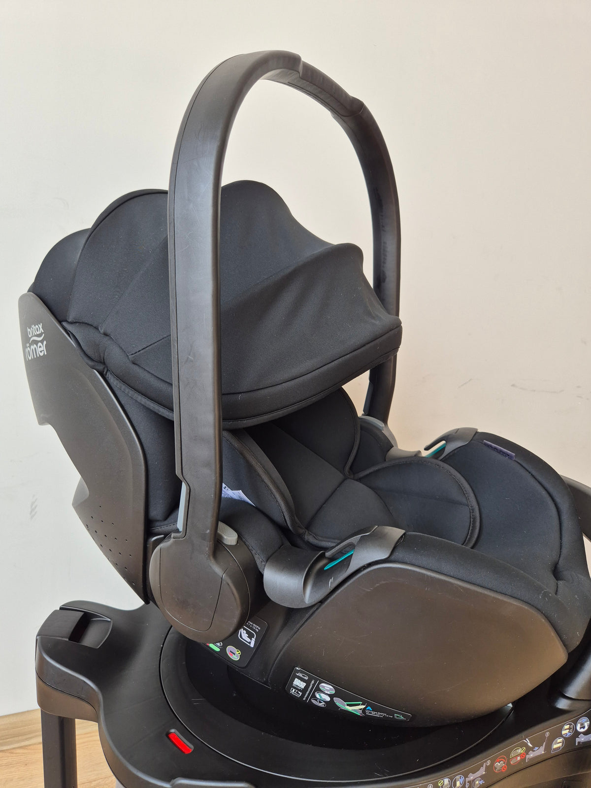 Britax Baby-Safe Pro 0-13kg. ir Vario Base 5Z bazė