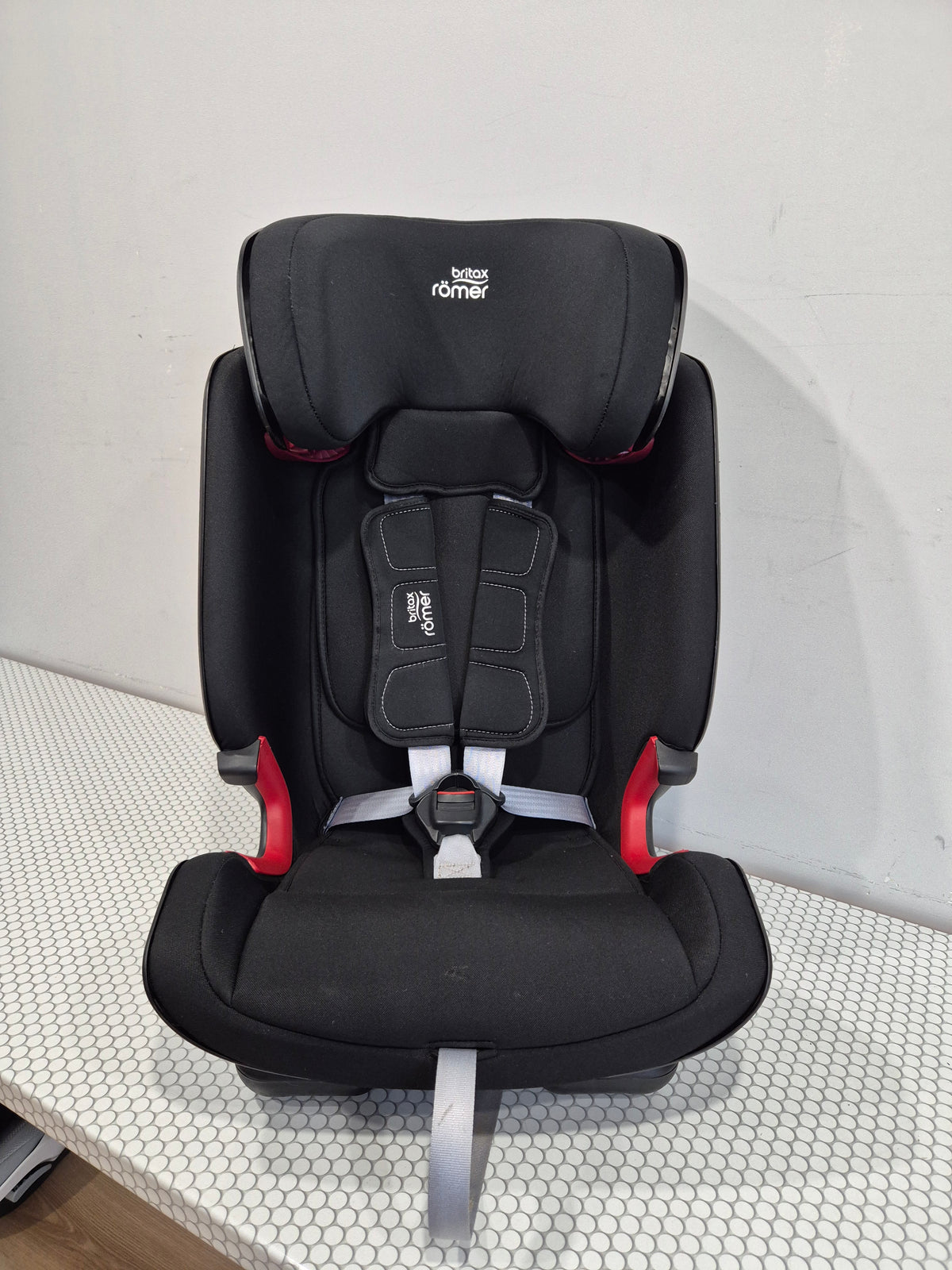 Britax Romer Advasafix IV M 9-36kg.
