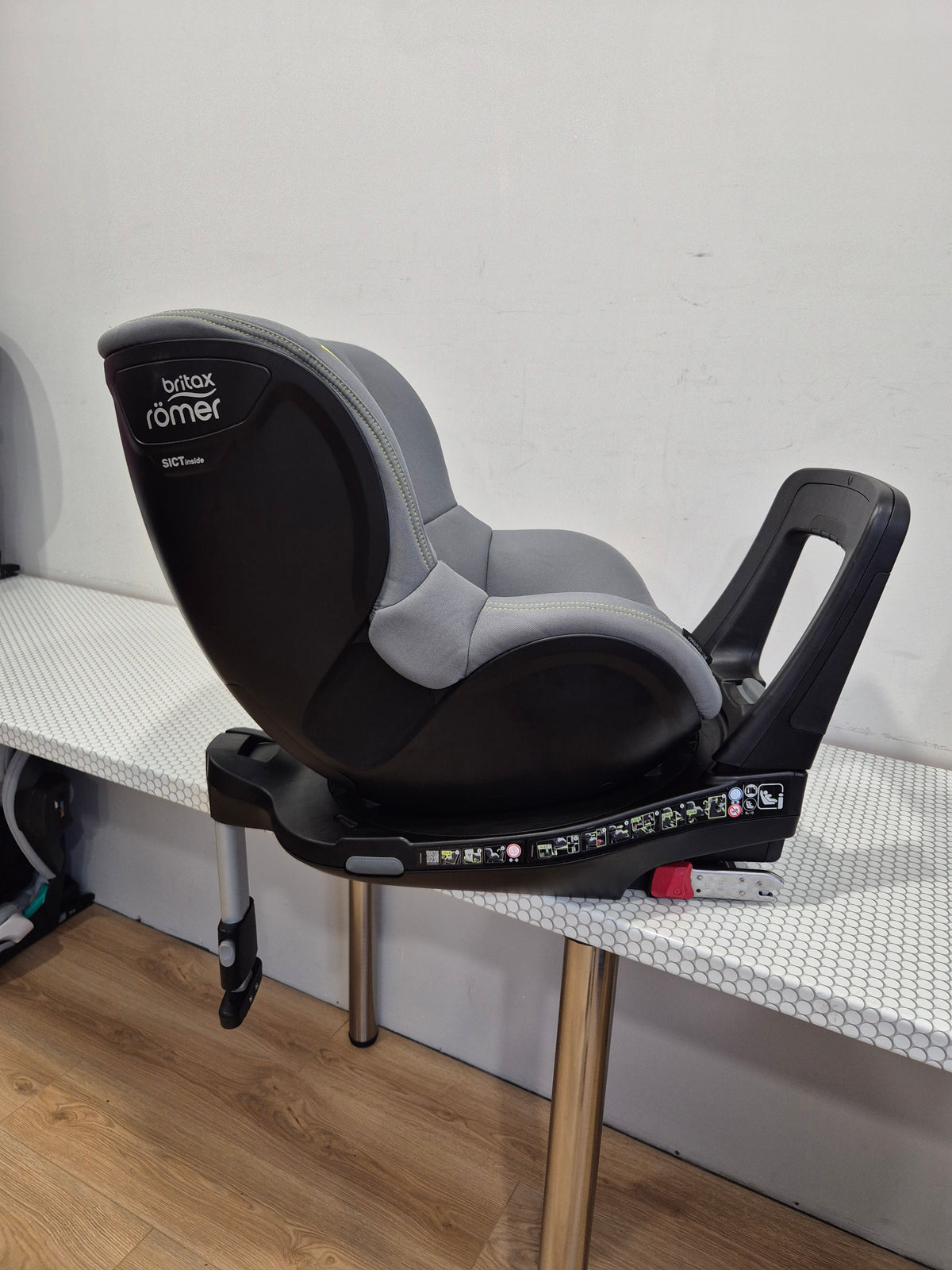 Britax Romer DualFix M i-Size 0-18kg.