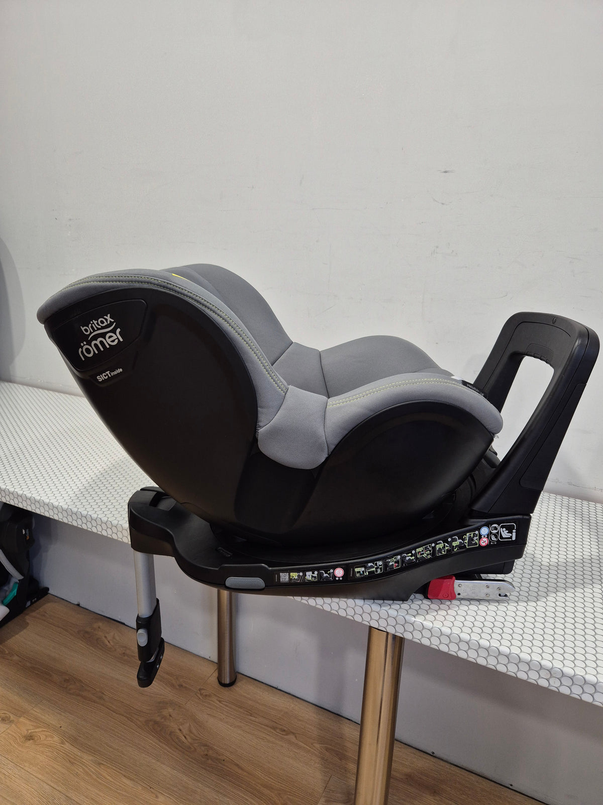 Britax Romer DualFix M i-Size 0-18kg.