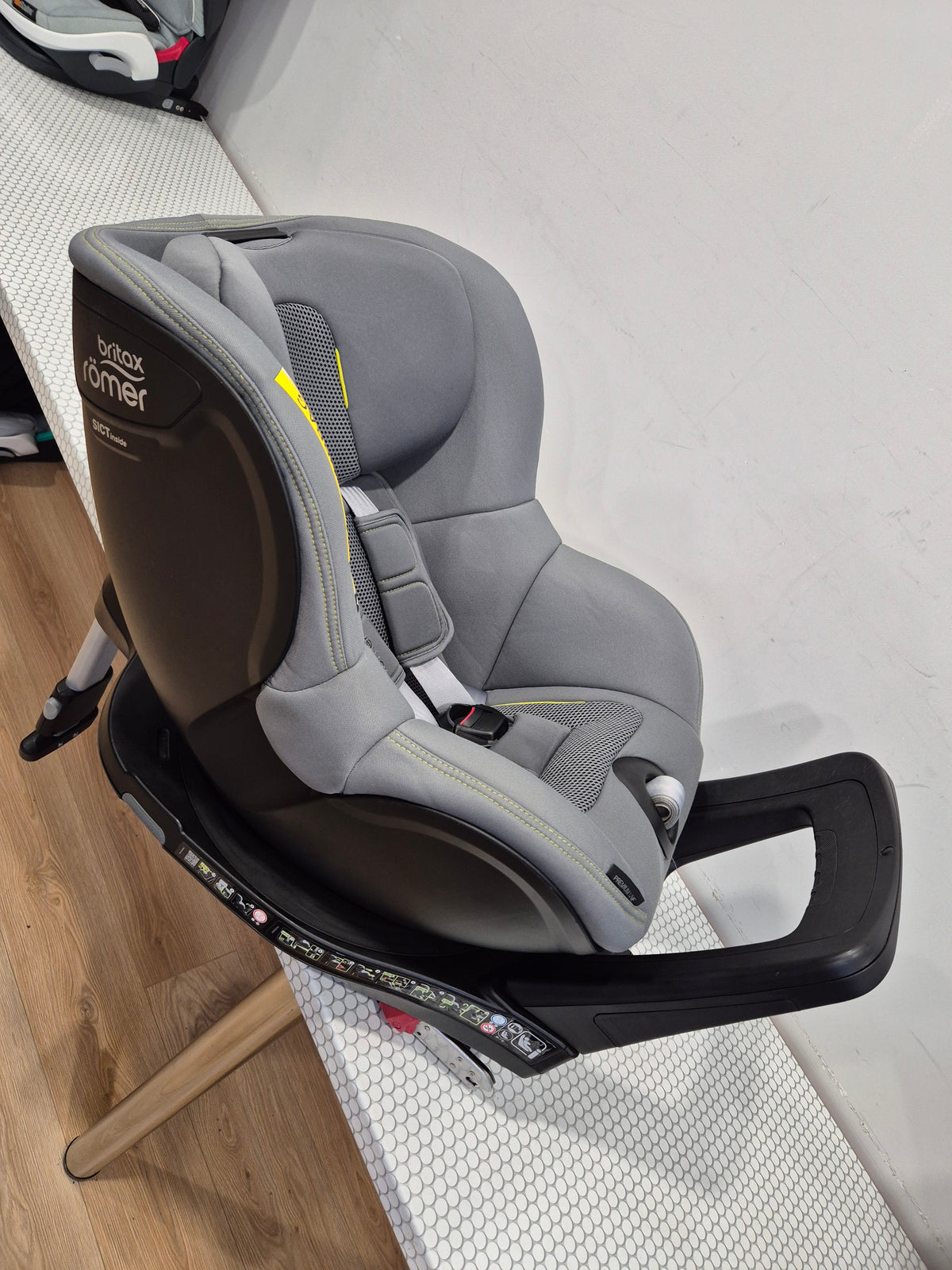 Britax Romer DualFix M i-Size 0-18kg.