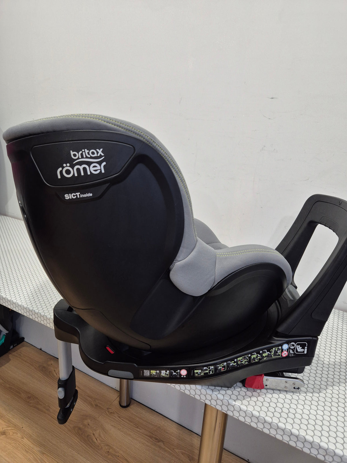 Britax Romer DualFix M i-Size 0-18kg.